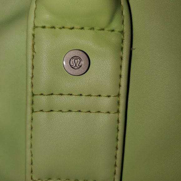 Lululemon Vinyasa to Vino Bag - Picture 11 of 14